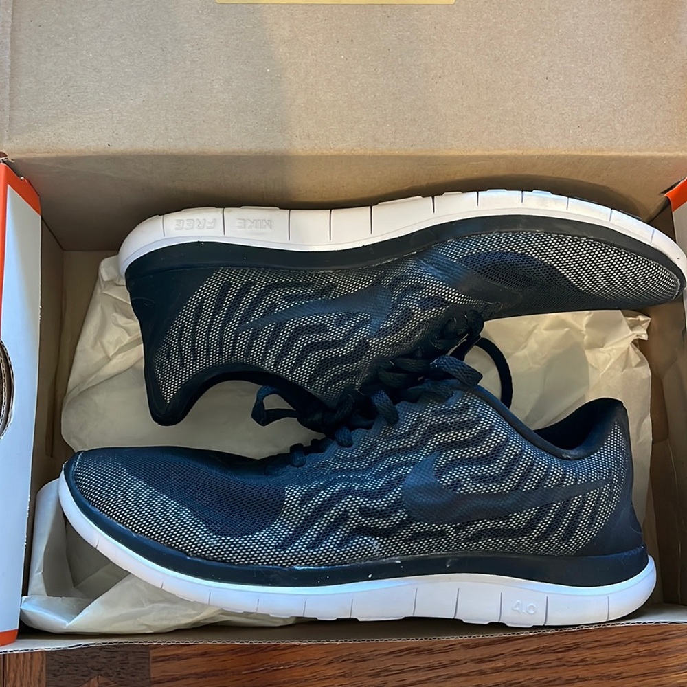 Black womens Nike FAree 4.0. Excellent condition.  Worn once.